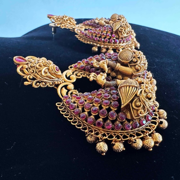 Vintage Sacred Swans Costume Jewelry Earrings Gold x Ruby - Picture 3 of 7